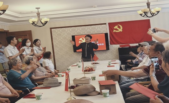 2024年7月1日，，，，，，养老公司长影家举行“七一建党节座谈会”_副本.jpg